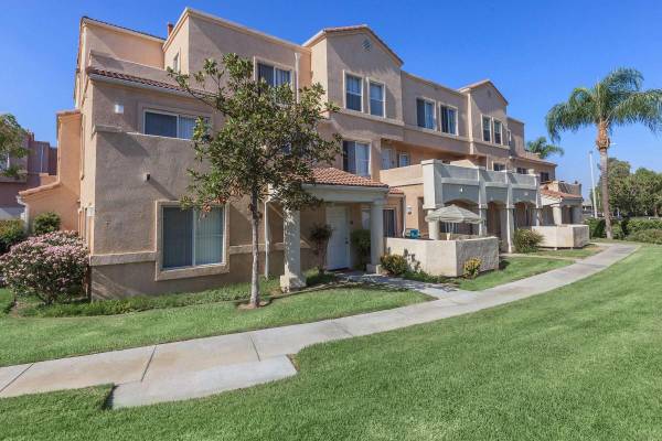 $2,719 / 2br - 957ft2 - Beautiful 2-Bedroom Townhome  Hardwood Floors + In-Unit Washer & Dryer (18005 W. Anne's Circle, Los Angeles, CA)63701016177409124