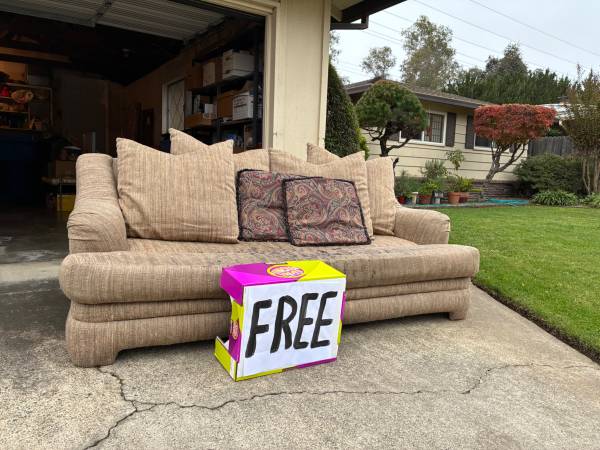 Payin' it forward: FREE SOFA @ 1300 Nevis Ct today 1