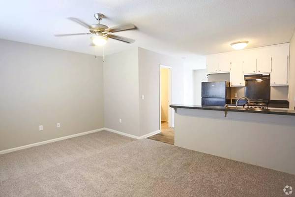 $1,050 / 1br - 480ft2 - We're right on the bus line! Great 480 sq ft 1 bed, 1 bath! (Concord)63925335500802122