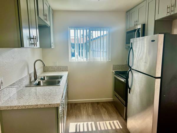 $1,895 / 1br - 950ft2 - Steps to the Beach Upstairs One Bedroom in quiet Apartment Complex (Imperial Beach)63866049388291124