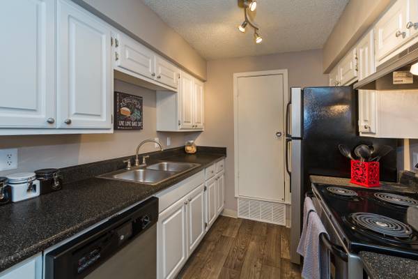$1,475 / 2br - 720ft2 - molino de viento (4165 Lacy Ln. Colorado Springs, CO 80916)63687101196929122