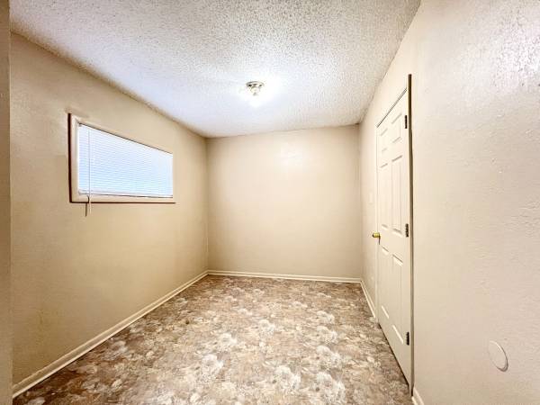 $1,100 / 3br - 1050ft2 - 3 Bedrooms For Rent! (2119) (2119 W 47th Street)63806193337473123