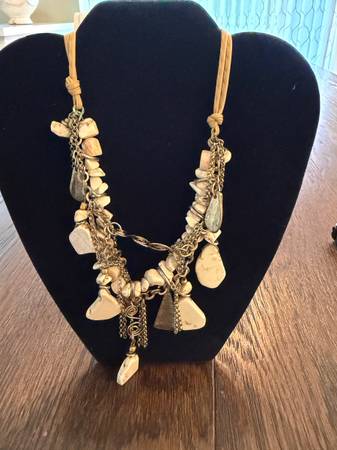 White stone necklace 1