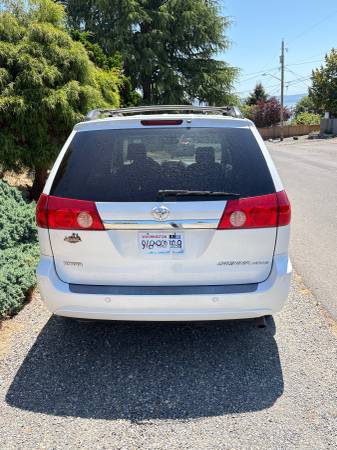 2006 Toyota Sienna Limited - wheelchair accessible van - $22,50063624422352643124