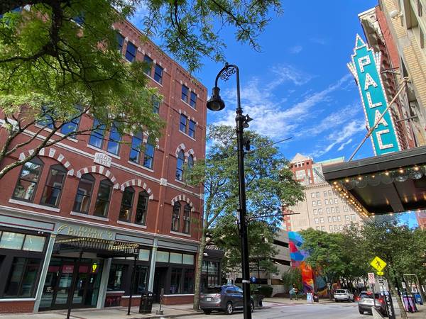 $1,949 / 1br - 867ft2 - GARAGE PARKING SPECIAL! 1 Bedroom -All Utilities Included (83 Hanover St. Manchester)63931519848578121