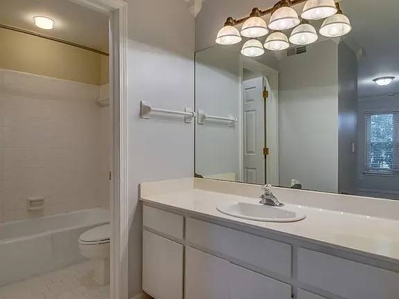$1,300 / 2br - 1060ft2 - Apartamento de 2 habitaciones y 2 baños en alquiler (Nashville)63673250721025124