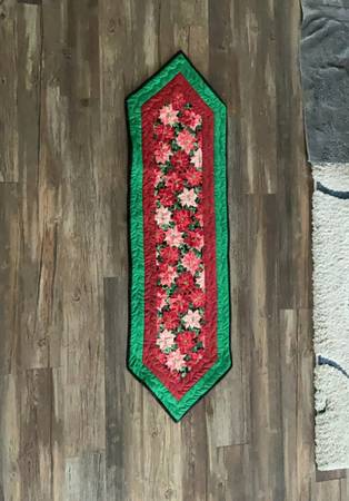 Christmas table runner quilted 1