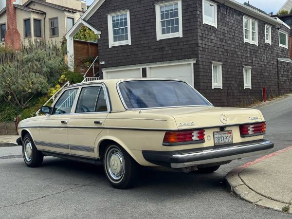 1983 Mercedes-Benz 240D *Bajas 150 mil millas en excelente condición* - $6,900 (San Francisco)63623991663363124
