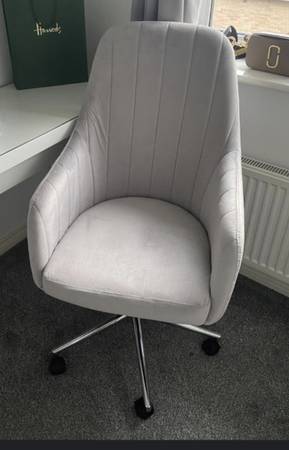 Aneya Velvet Light Grey Office Chair 1