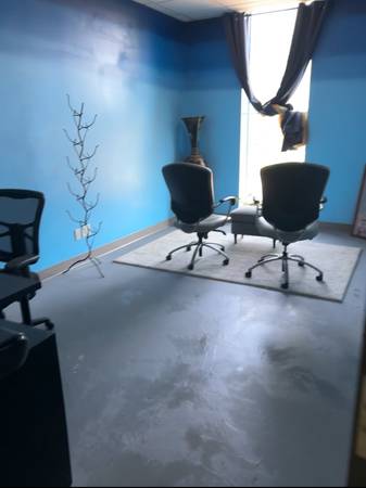 $900 / 175ft2 - Oficina Privada Metro con Ventana en el Centro (Colorado Springs)63668453079939121