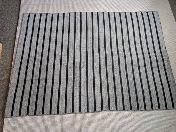 Wool rug, 6' x 8' 1
