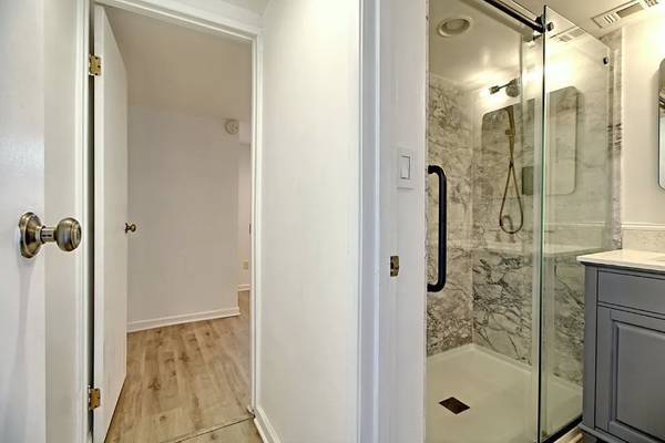 $720 / 2br - Very nice 2 bedrooms, 1 bathroom duplex close to Hospital & School (10031 Bridle Rd #2 Philadelphia, PA)64046033689859123
