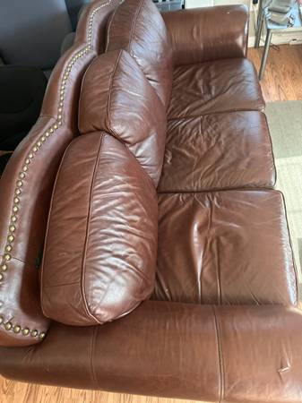 Bonito sofá de cuero y sillón individual - $1 (Merced)63470291443203120