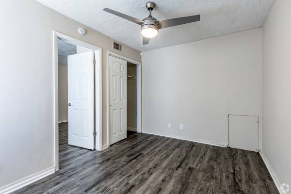 $1,450 / 2br - 950ft2 - 55 and Over 2 Bed One Bath (St. Petersburg)64002492240002120