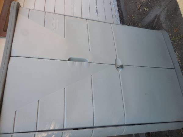 SHED - RUBBERMAID Vertical Storage Shed ..3746 1