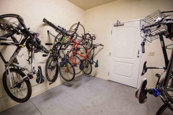 $1,246 / 1br - 624ft2 - Unbeatable Location! 1 BR With Private Sun Terraces (Buckman Neighborhood)63820824862465123