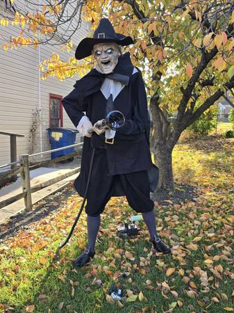 7.5 foot halloween pilgrim 1