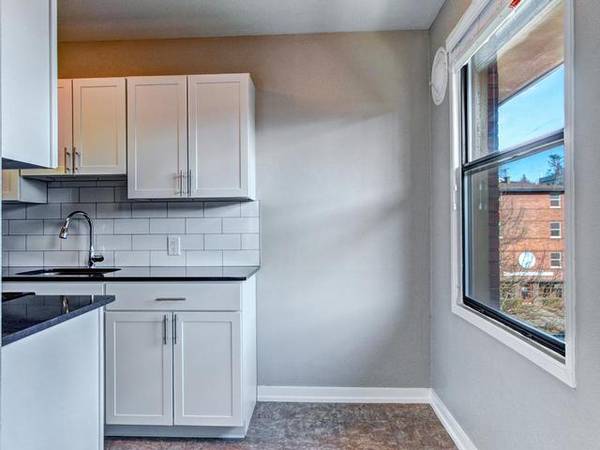 $1,672 / 1br - 534ft2 - ON-SITE LAUNDRY FACILITIES, GRANITE COUNTERTOPS, LUSH GREEN SPACES (Ballard)63862287553153122