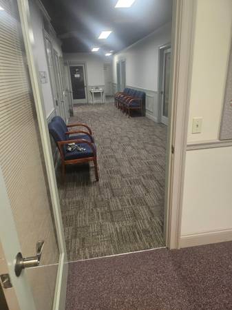 $550 / 85ft2 - Single office space off Large Reception Room (South Hadley, MA)64017047041795124