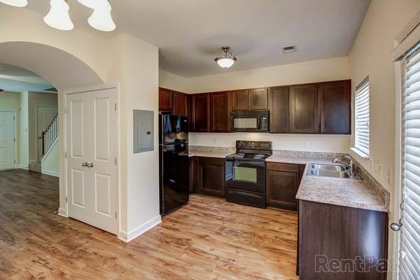 $1,800 / 2br - 1130ft2 - Outstanding Nashville location! Our views are fantastic! (Nashville)63680282301313124
