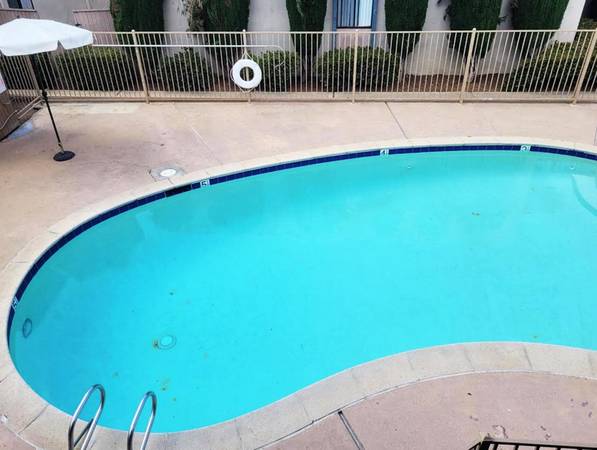 $2,050 / 1br - Montones de tiendas en Parkway Plaza + Eventos del centro de El Cajon + Un dormitorio (Avenida Peach / El Cajon)63845973891713123