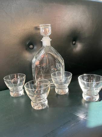 Clear glass decanter and four liquor glasses 1