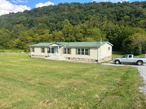 $1,800 / 3br - 1800ft2 - Large 3/2 on almost an acre, pet friendly (Fall Branch)63838122353283120