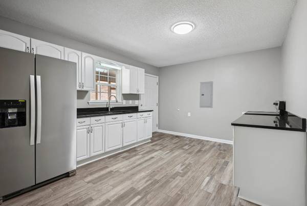 $1300.00 / 2br - 1000ft2 - Modern 2 Bed / 1 Bath DUPLEX in Ringgold, GA - Available 10/10/2025 -63993078896003124