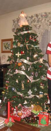 7-foot tall Christmas tree - $25 (Raleigh/Bartlett)62925970310915120