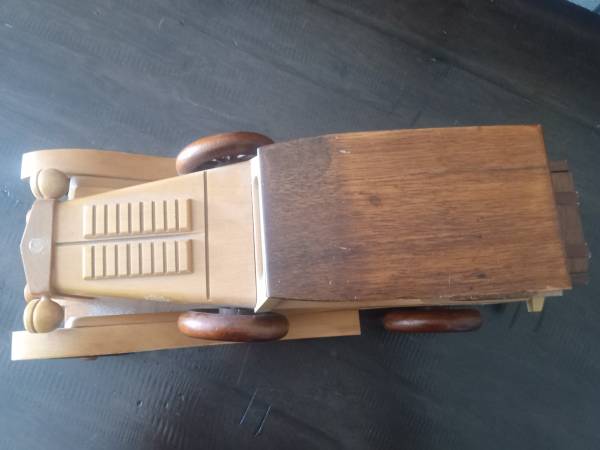 VINTAGE WOODEN 1938 FORD V8 - $15 (brentwood / oakley)63471476436099121