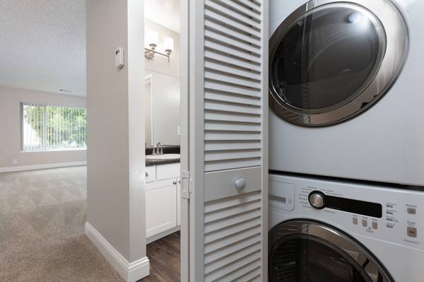 $3,794 / 2br - 980ft2 - Bottom floor, spacious and renovated apt with a carport! (fremont / union city / newark)63790122032257120