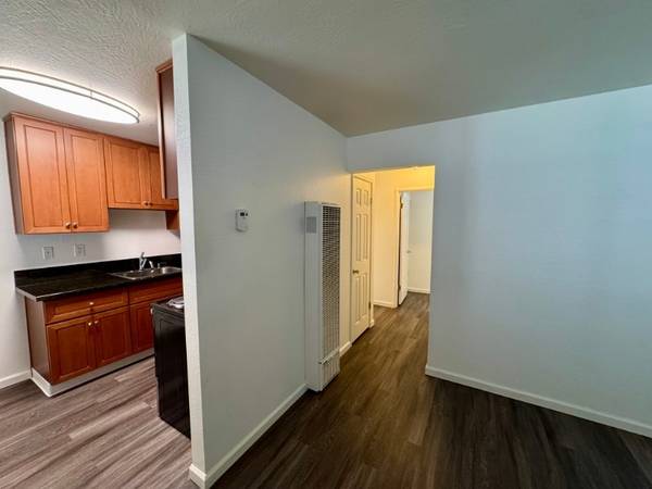 1 Month Free, Laundry Facility, Reserved Parking 1