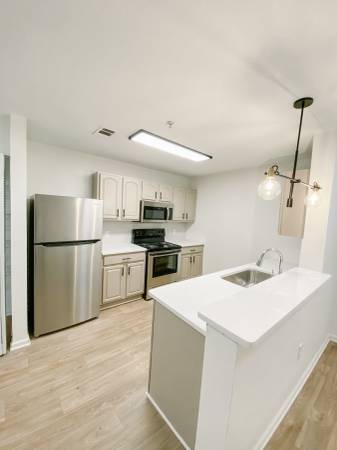 $1,227 / 2br - 1053ft2 - The Emerson - The Ellen (Bowling Green)63700363276931122