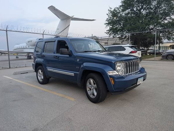 Jeep Liberty AWD 2010 con enganche para remolque de 3.7 litros V6 - $3800 (Chicago Midway)63618775342467124