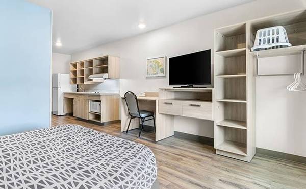 $1,200 / 1br - Low weekly and monthly rates, 4 miles from RV Hall of Fame & Museum (810 E Windsor Ave, Elkhart, IN)63660195908481124