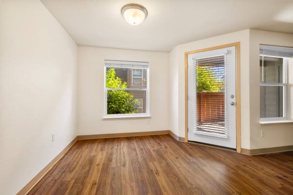 $2,295 / 3br - 1160ft2 - 3 HABITACIONES @ PILOT BUTTE // ¡ENORME CLÓSET DE PASO! ¡TONELADAS DE MEJORAS! (2020 NE Linnea Drive Bend, Oregon)63839289695619122