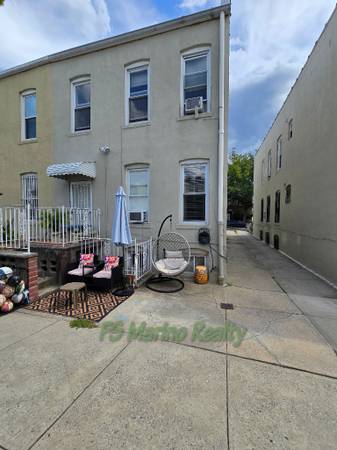 $1,900,000 / 2500ft2 - 2 Family Brick with detached 2 car garage (Astoria)63870970585603122