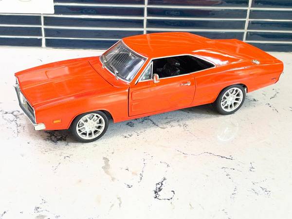 1998 Hot Wheels 1969 Dodge Charger Diecast 1:18 Scale Orange W/Flames 1