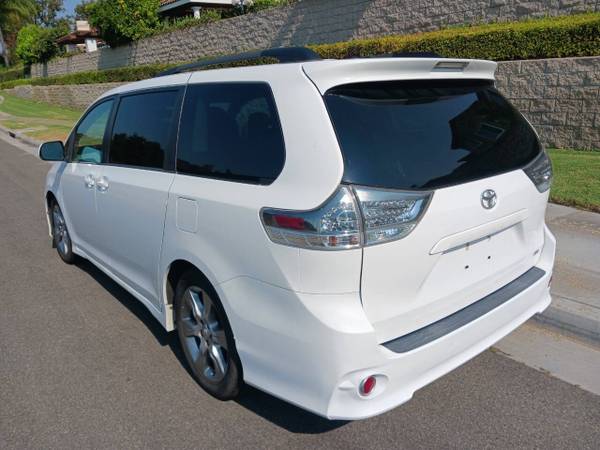 2012 Toyota Sienna - $12,86063476603099649122