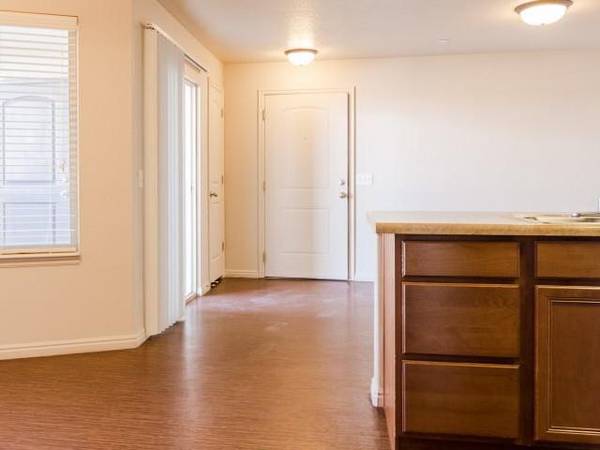 $1,466 / 2br - 817ft2 - Close to Trax, Online Payments Available, Swimming Pool, Microwave63670937563393123