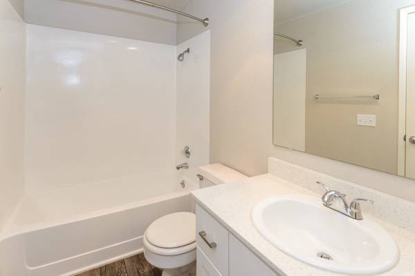 $1,600 / 1br - 862ft2 - Refrigerator, 2 Spa Hot Tubs, 1bd 1ba (2323 9th Avenue Southwest, Olympia, WA)63885126827137121