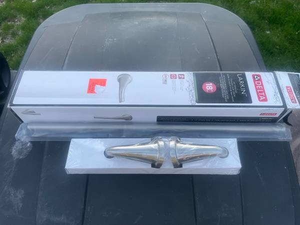 Delta Larkin Towel Bar NEW 1