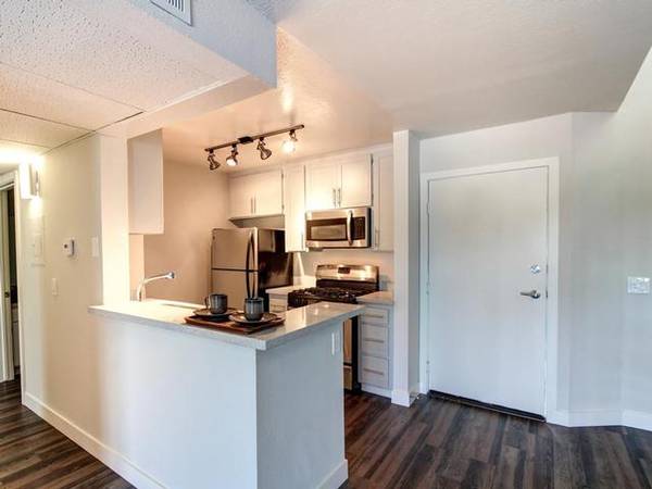 $2,404 / 1br - 710ft2 - Heated Pool, Pets Ok, A Must See, Lofts (Toluca Lake)63701130291459123