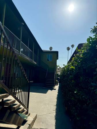 $1,900 / 1 habitación - 650 pies² - Instalaciones de lavandería, Internet de alta velocidad, pisos de madera dura (1646 N Harvard Blvd, Los Ángeles, CA)63857623136001124