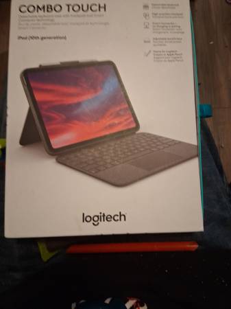 Combo Touch iPad (10th generation) keyboard case 1