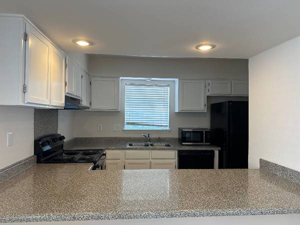 $1600.00 / 3br - 1320ft2 - Updated 3BR/2.5BA Mandeville Condo – New Paint, New Carpet, Fenced Yar63903537703811122