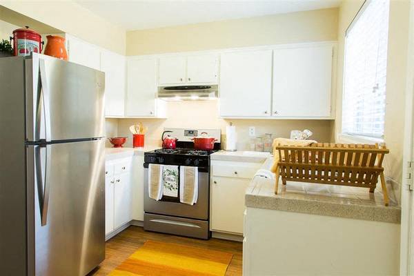 $2,830 / 2br - 885ft2 - Ample closet space, White cabinetry in kitchens & bathrooms (Ventura)63800428517761120