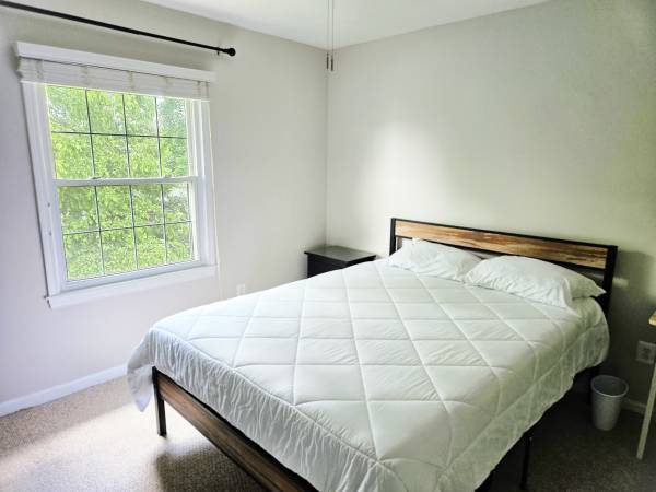 $850 Furnished bedroom w/ shared bathroom for a single guy is available64040027610243121