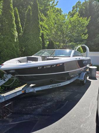 2013 Four Winns Horizon 1