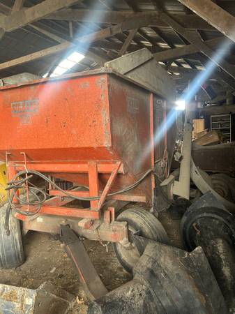 Gravity box with two year-old flex seed auger 1